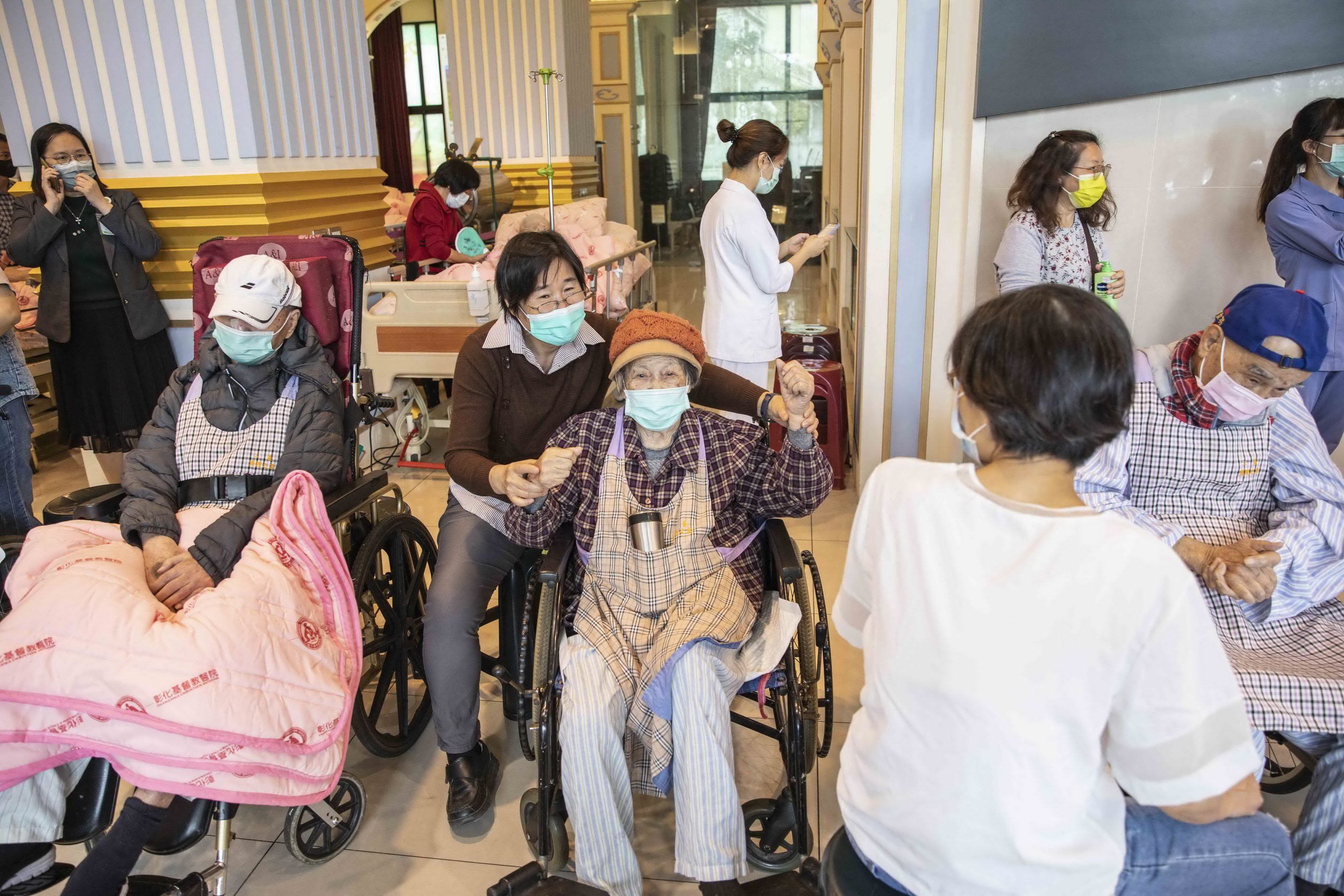▲二林基督教醫院舉辦「2024慶祝元宵節動動腦防止失智症」健康宣講活動，針對失智症吞嚥退化，教導大家藉由健康飲食延緩失智症。（記者張溎壕攝）