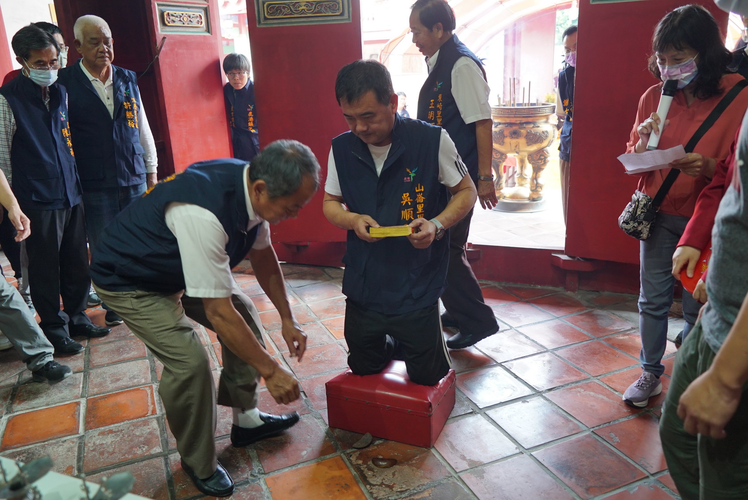 ▲鹿港鎮公所在文武廟舉行「文衡聖帝飛昇1865週年」祭祀大典,鎮長許志宏及多位代表、里長一同清香祝禱,並進行每半年一次的里長爐擲筊。(記者張溎壕攝)