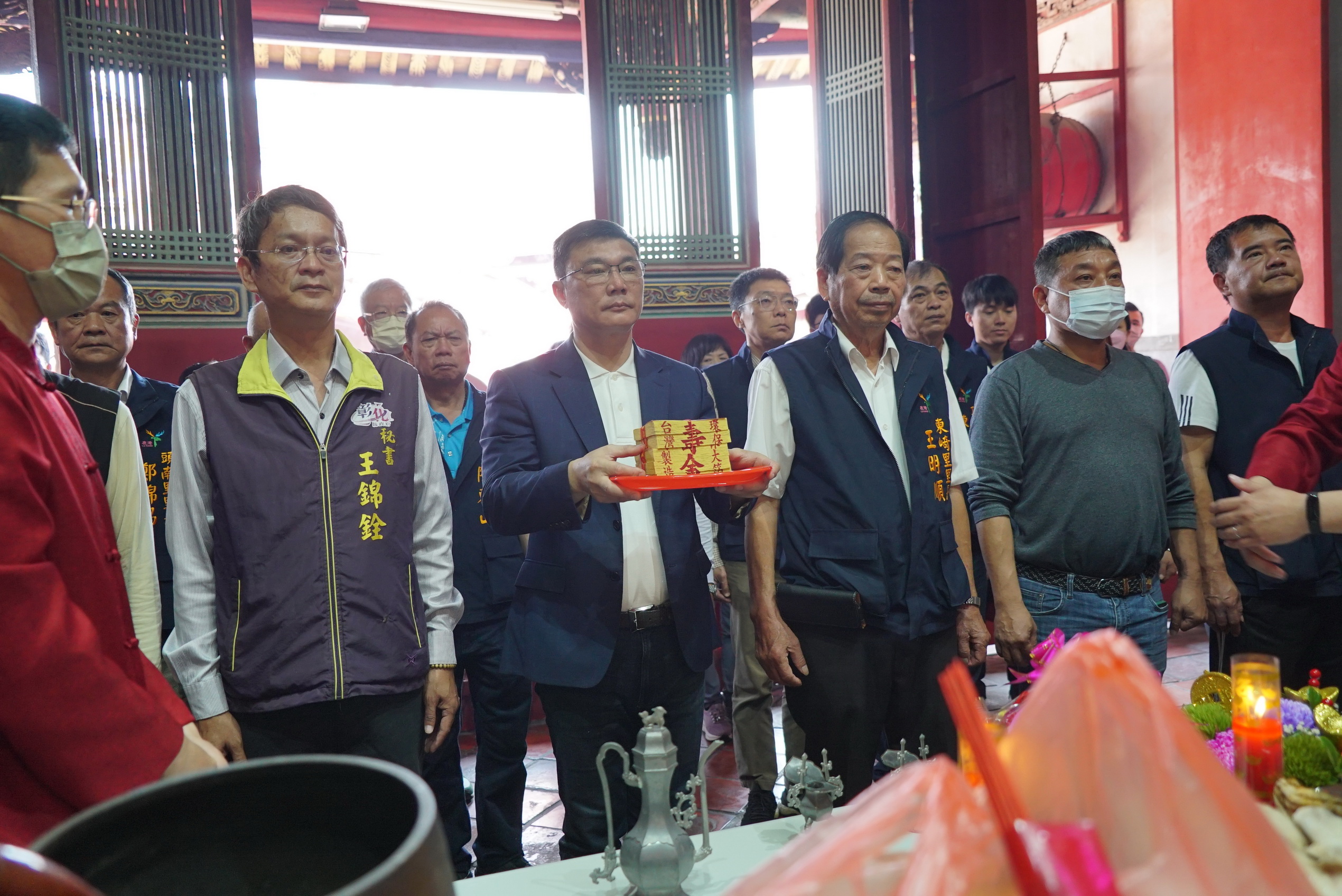 ▲鹿港鎮公所在文武廟舉行「文衡聖帝飛昇1865週年」祭祀大典，鎮長許志宏及多位代表、里長一同清香祝禱，並進行每半年一次的里長爐擲筊。（記者張溎壕攝）