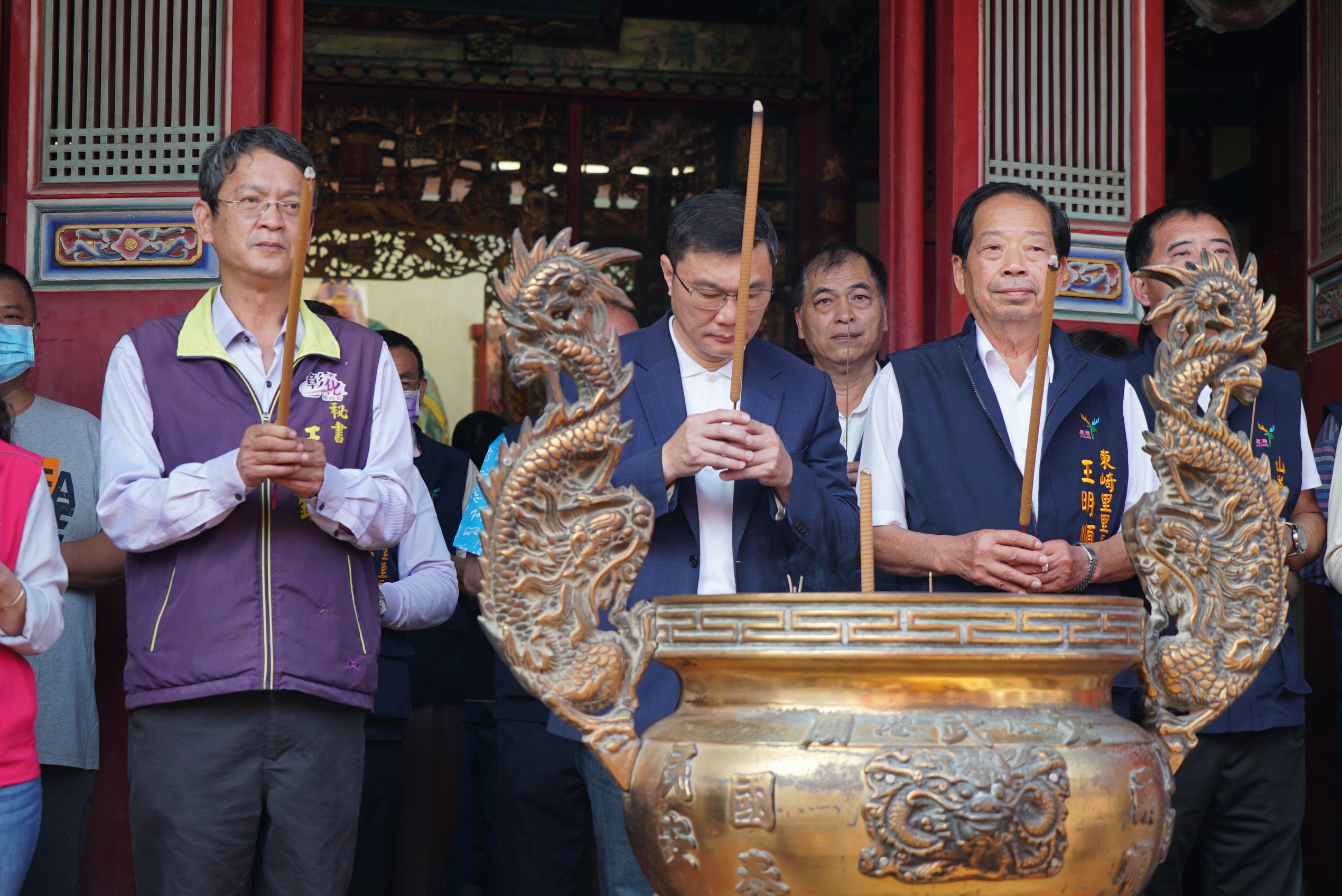 ▲鹿港鎮公所在文武廟舉行「文衡聖帝飛昇1865週年」祭祀大典，鎮長許志宏及多位代表、里長一同清香祝禱，並進行每半年一次的里長爐擲筊。（記者張溎壕攝）