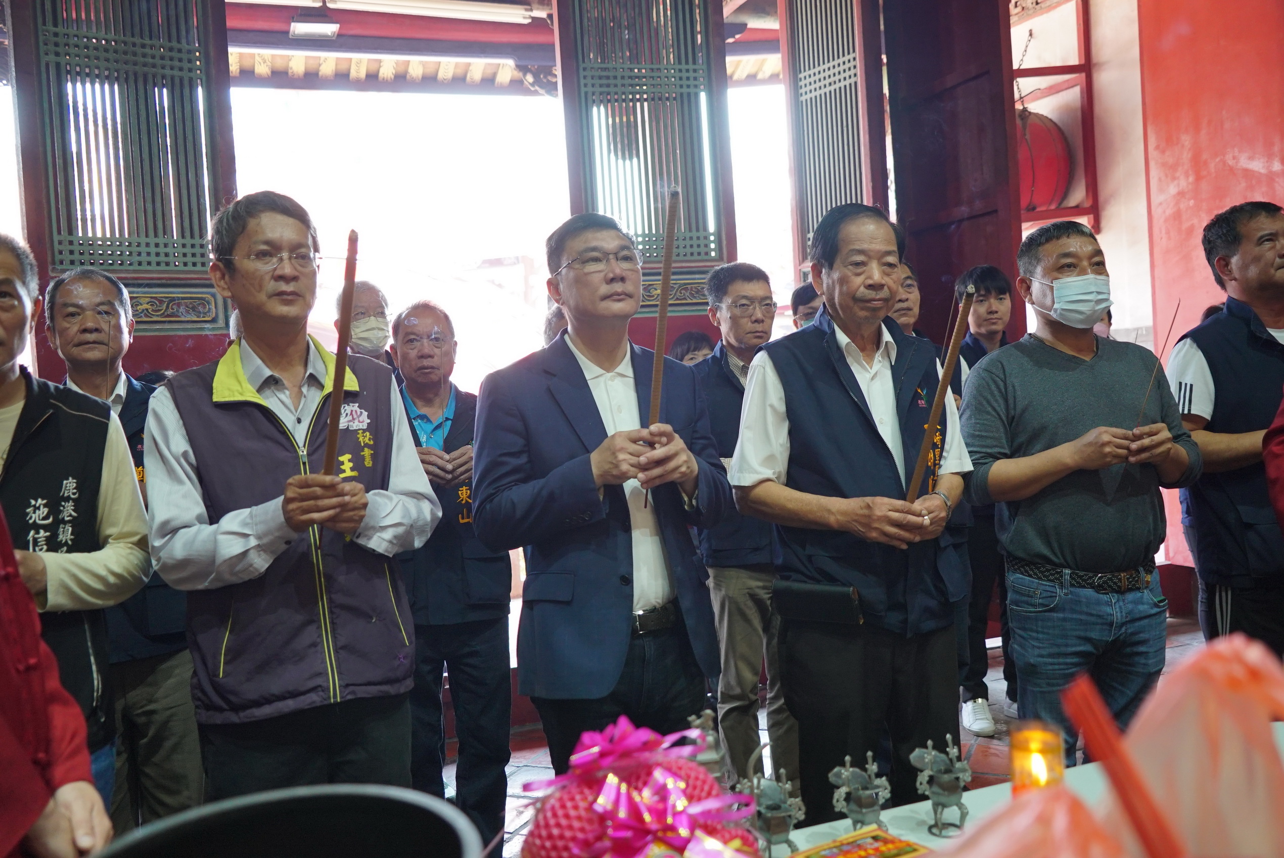 ▲鹿港鎮公所在文武廟舉行「文衡聖帝飛昇1865週年」祭祀大典，鎮長許志宏及多位代表、里長一同清香祝禱，並進行每半年一次的里長爐擲筊。（記者張溎壕攝）