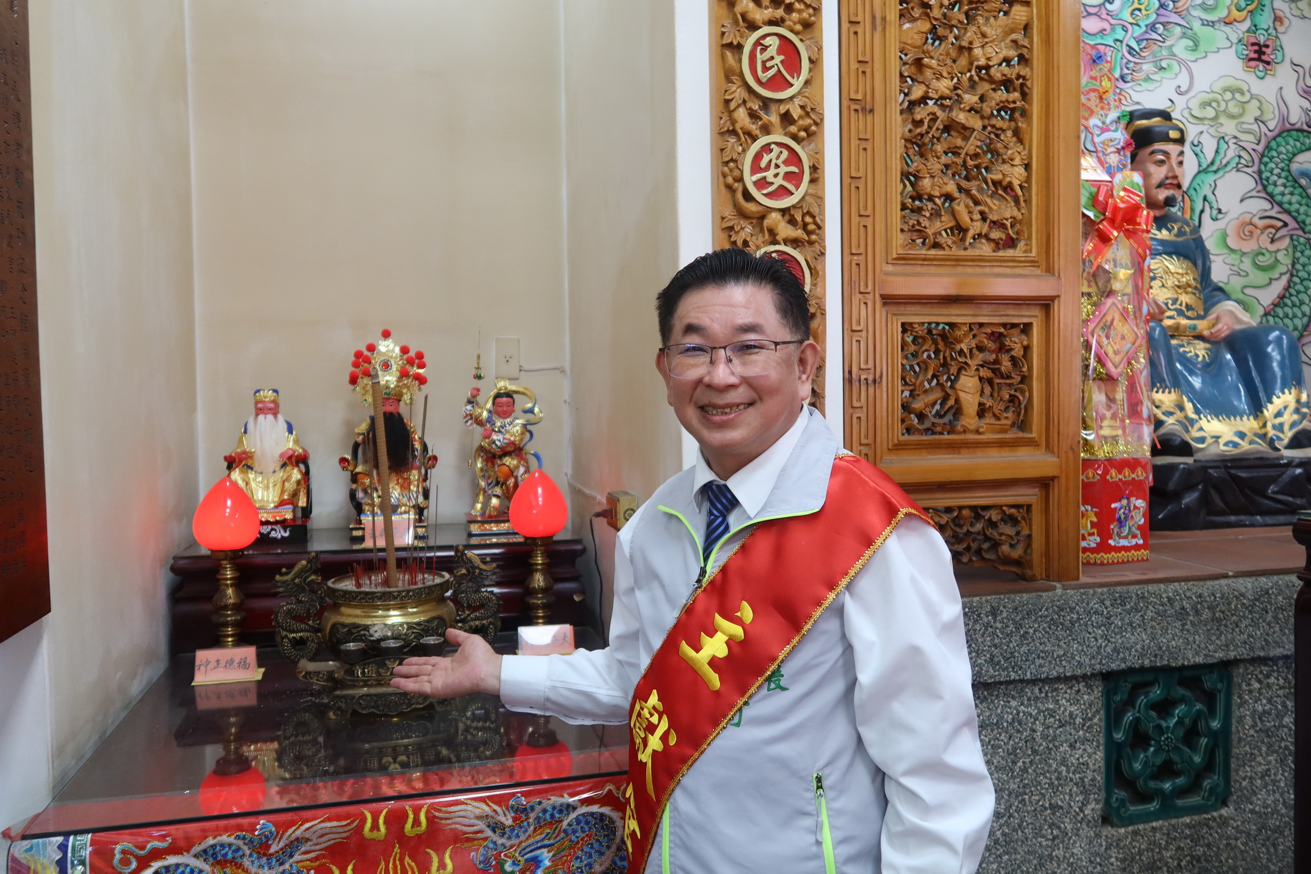 ▲永靖鄉公所舉行延平郡王鄭成功聖誕祝壽，鄉長魏碩衛擔任主獻官，帶領眾人向鄭成功祝壽，並向各界和鄉親祝福新春「龍福氣」。（記者張溎壕攝）