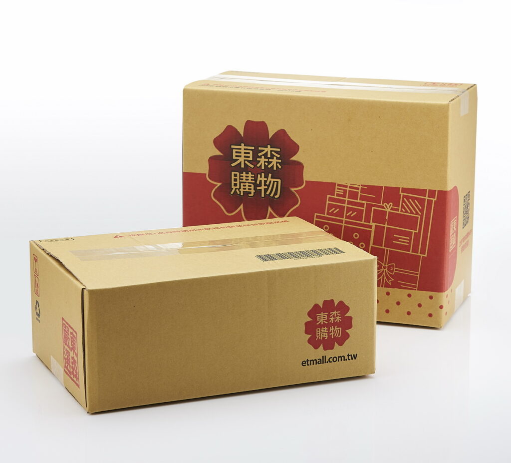 東森購物紙箱採用90%以上回收紙,同時印刷面積逐年降低,從60%降至20%,比環保政策「網購包裝減量指引2.0」預定在2024年達到小於40%的規定,東購更以高標準來響應環保政策。(圖上方為舊版紙箱,下為新版紙箱)。(圖/東森集團提供)