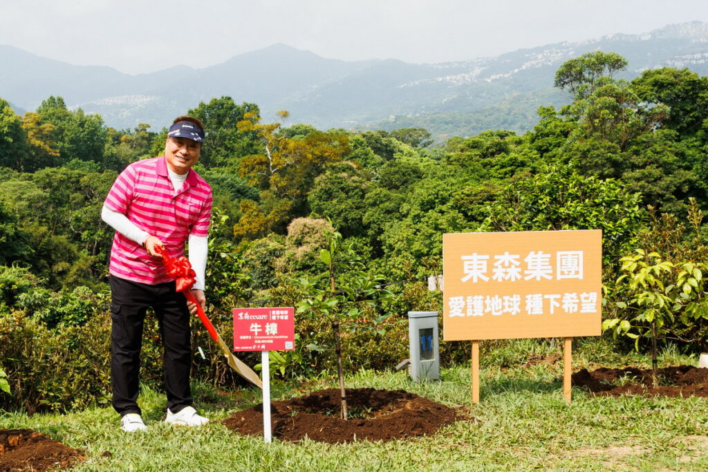 東森集團總裁王令麟2022年4月在新店文山農場帶頭植樹造林,推動環境永續愛地球,目標要在全台種下10萬株樹木。(圖/東森集團提供)