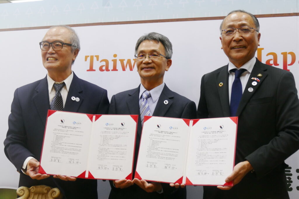 臺日雙方簽署合作備忘錄,為未來臺日觀鳥生態教育觀光再跨出一大步(左起:社團法人臺灣野鳥保育協會理事長姜榮寬、交通部觀光署雲嘉南濱海國家風景區管理處處長許宗民、日本鹿兒島縣出水市市長椎木 伸一)