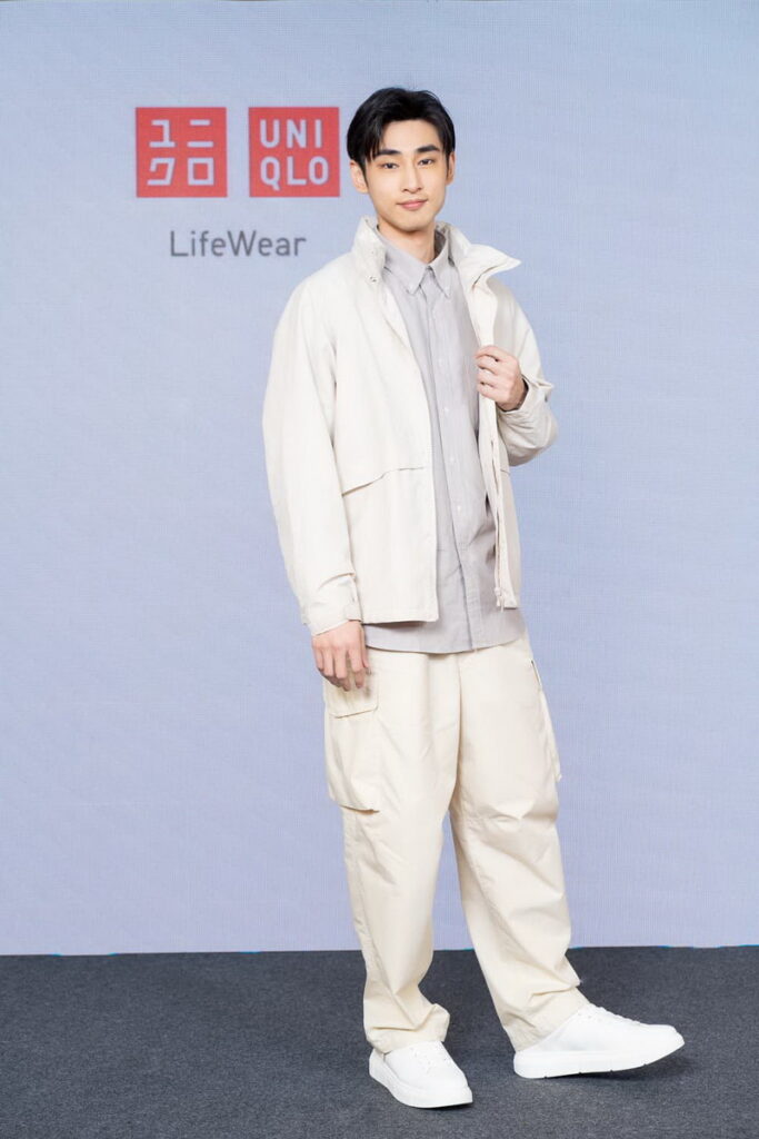 熱愛運動的章廣辰穿著能夠在工作與散步中隨時切換的 UNIQLO機能感單品,從容又有型。