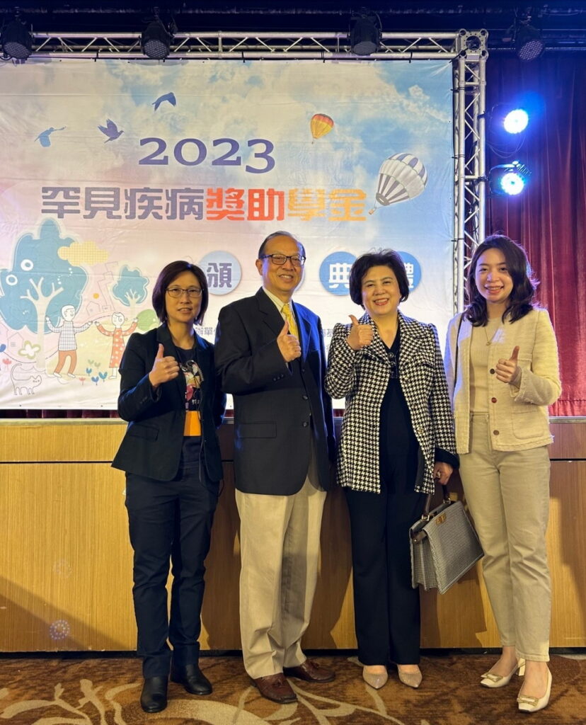 左到右 罕見疾病基金會 陳冠如、罕見疾病基金會 曾敏傑、鉅瑋實業 總經理 趙敏足、鉅瑋實業 執行長 顏瑋