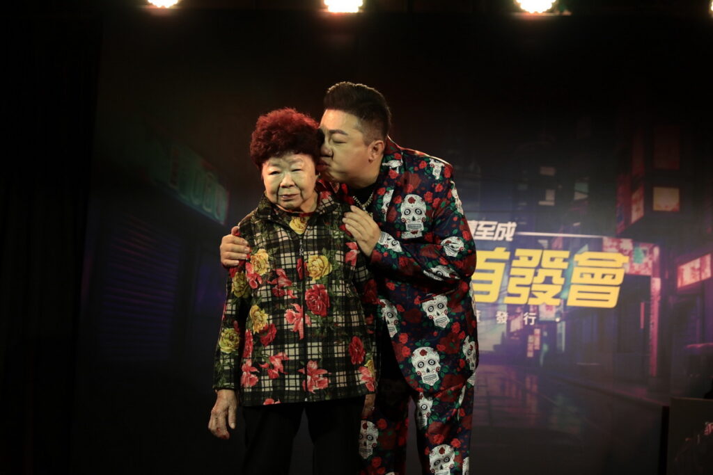 董至成感動媽媽到現場支持,親吻媽媽以表感謝