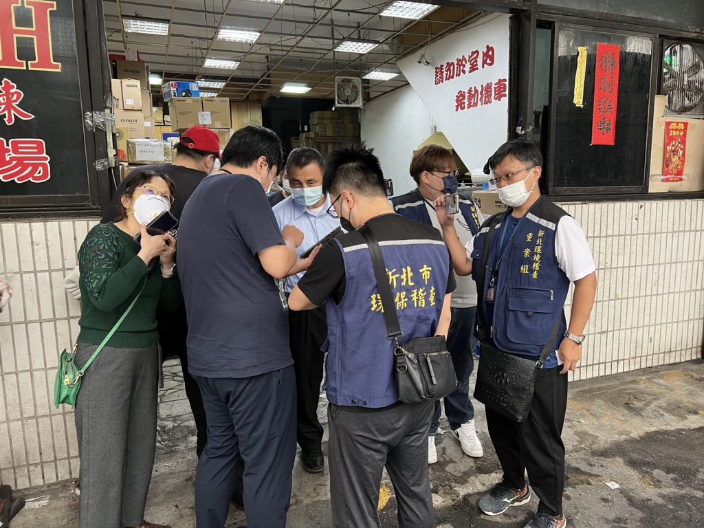 針對業者公司內部堆置易燃物導致悶燒之管理疏失,環保局已依空污法告發。(圖/新北市政府提供)