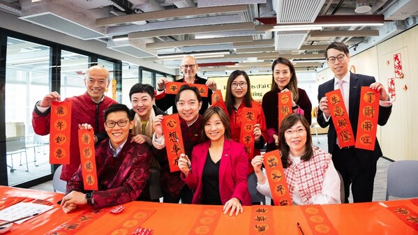 圖2:AXA安盛管理層為員工寫揮春,與員工打成一片,場面熱鬧。 圖2:AXA安盛管理層為員工寫揮春,與員工打成一片,場面熱鬧。