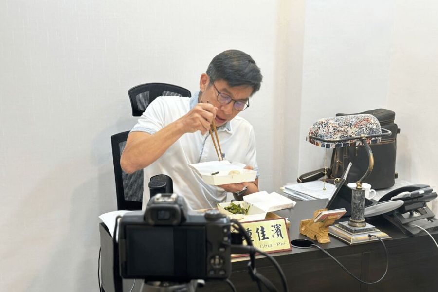 直播談國會運作 鍾佳濱自曝遭立院小吃攤誤認「A片」人員 186 照片來源:鍾佳濱國會辦公室