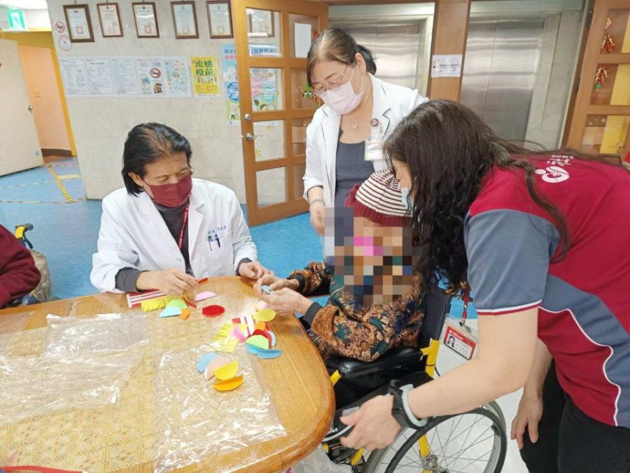 為恭護家歡慶元宵 李文源院長送住民湯圓祝平安