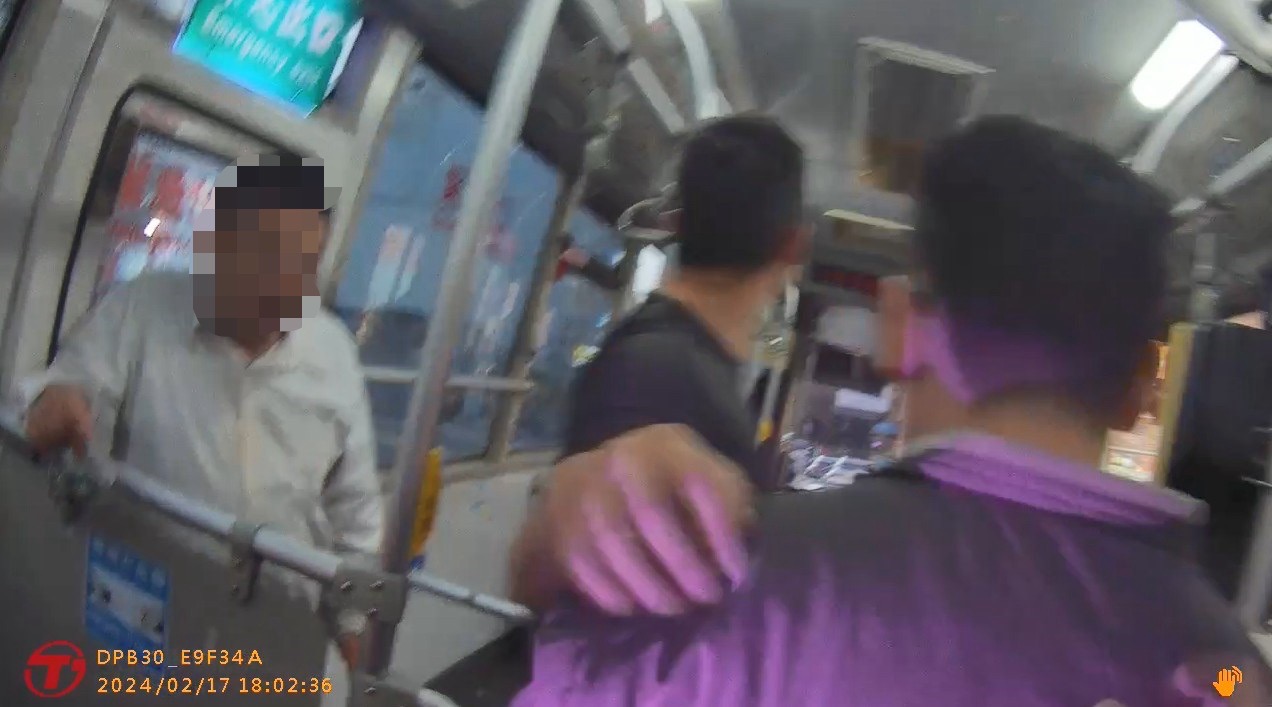 員警上公車將男子勸說帶返豐東派出所。（圖/記者澄石翻攝）