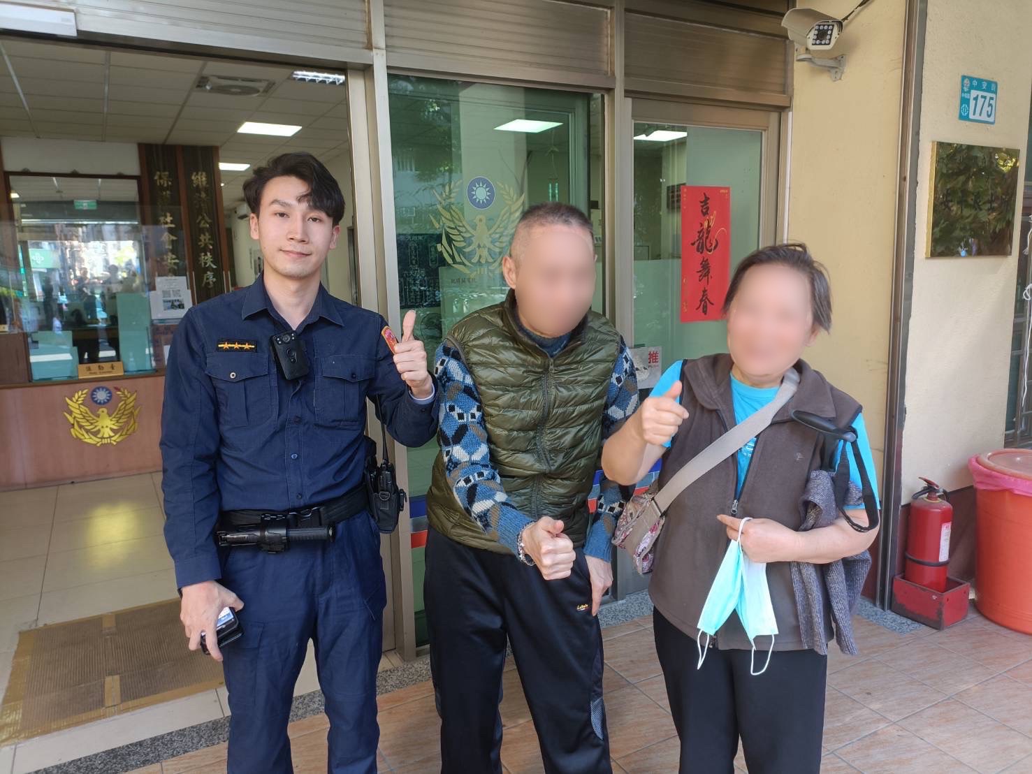安平派出所警員張昭郁依照防走失手鍊上的編號聯絡到家人，將老翁平安帶回家。（圖 記者張泓笙翻攝）