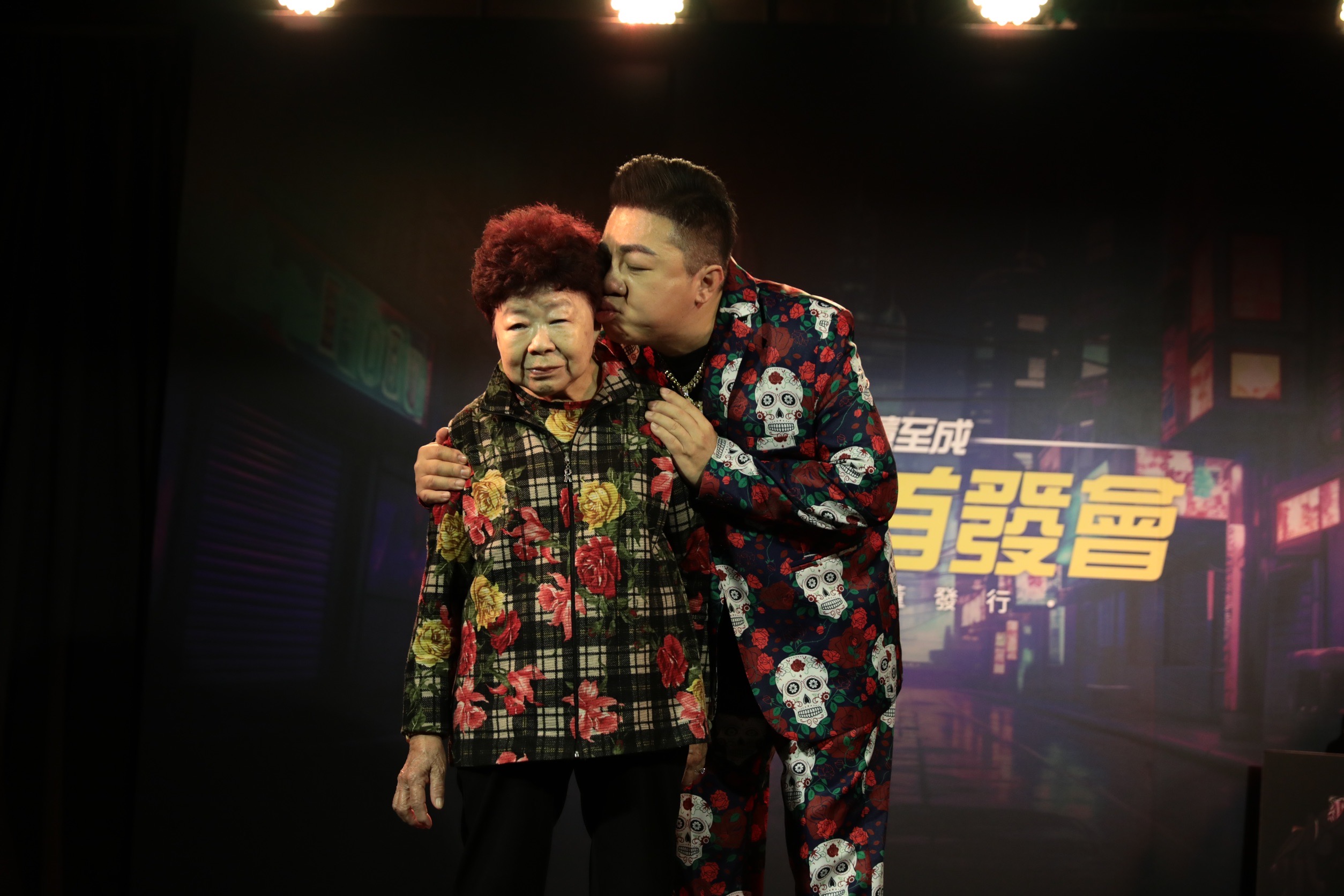 董至成感動媽媽到場支持,親吻媽媽以表感謝。(照片/奧森數位娛樂提供)