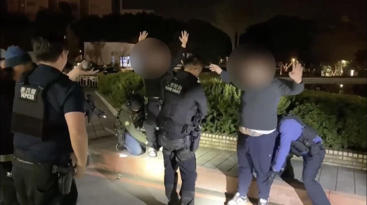 萬華分局與刑事警察大隊、中正一分局、臺北憲兵隊等單位共組專案小組追緝抓捕嫌犯畫面。（圖/記者 張泓笙翻攝）