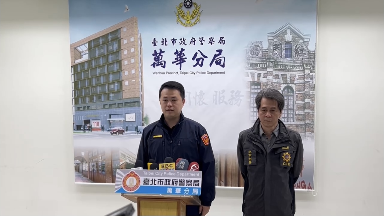 萬華分局副分局長李秉蒼說明案情畫面。（圖 記者張泓笙翻攝）