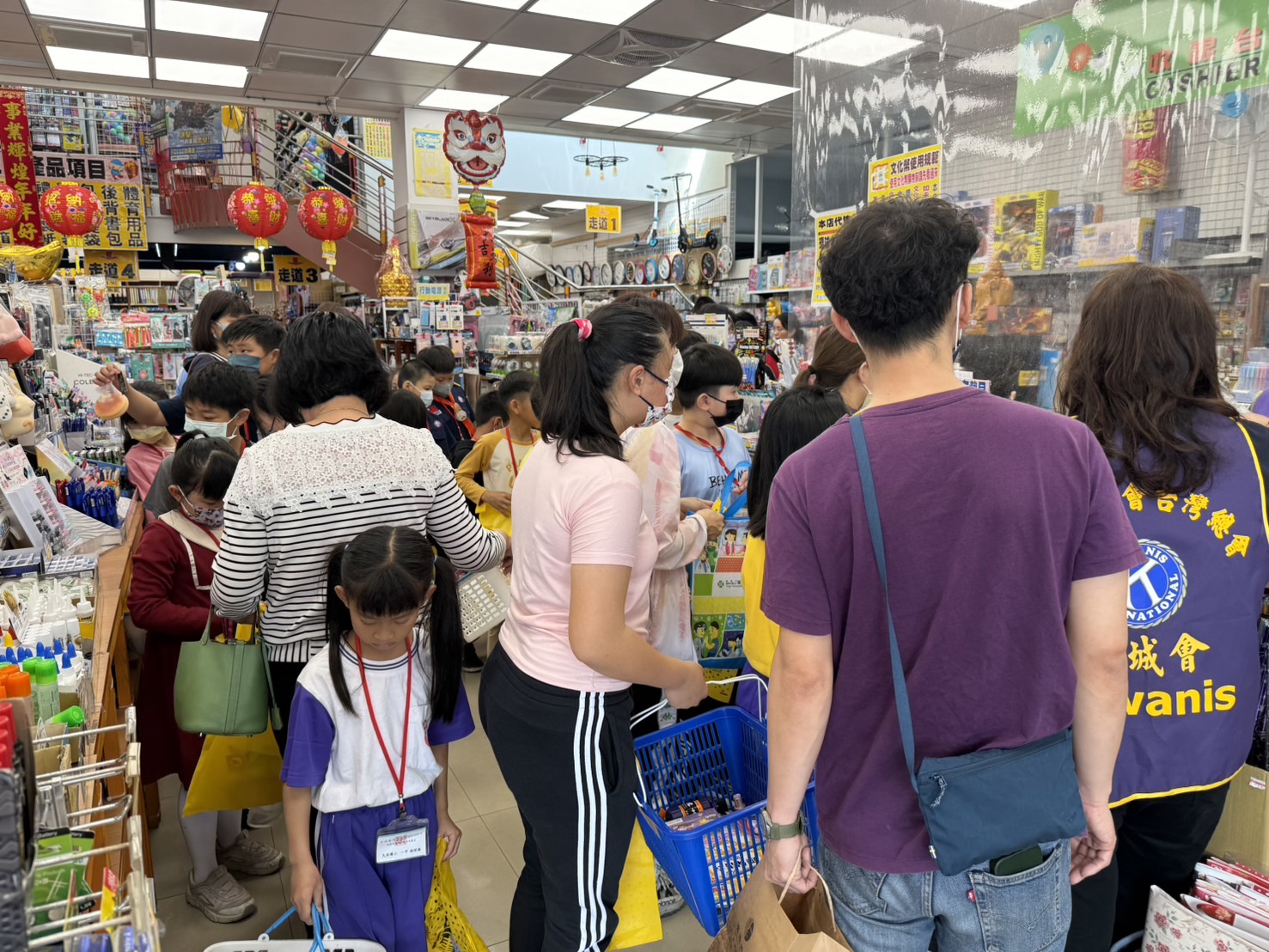 弱勢家庭學童在建中書局裡開心挑選文具，氣氛歡愉。(記者包克明 翻攝)