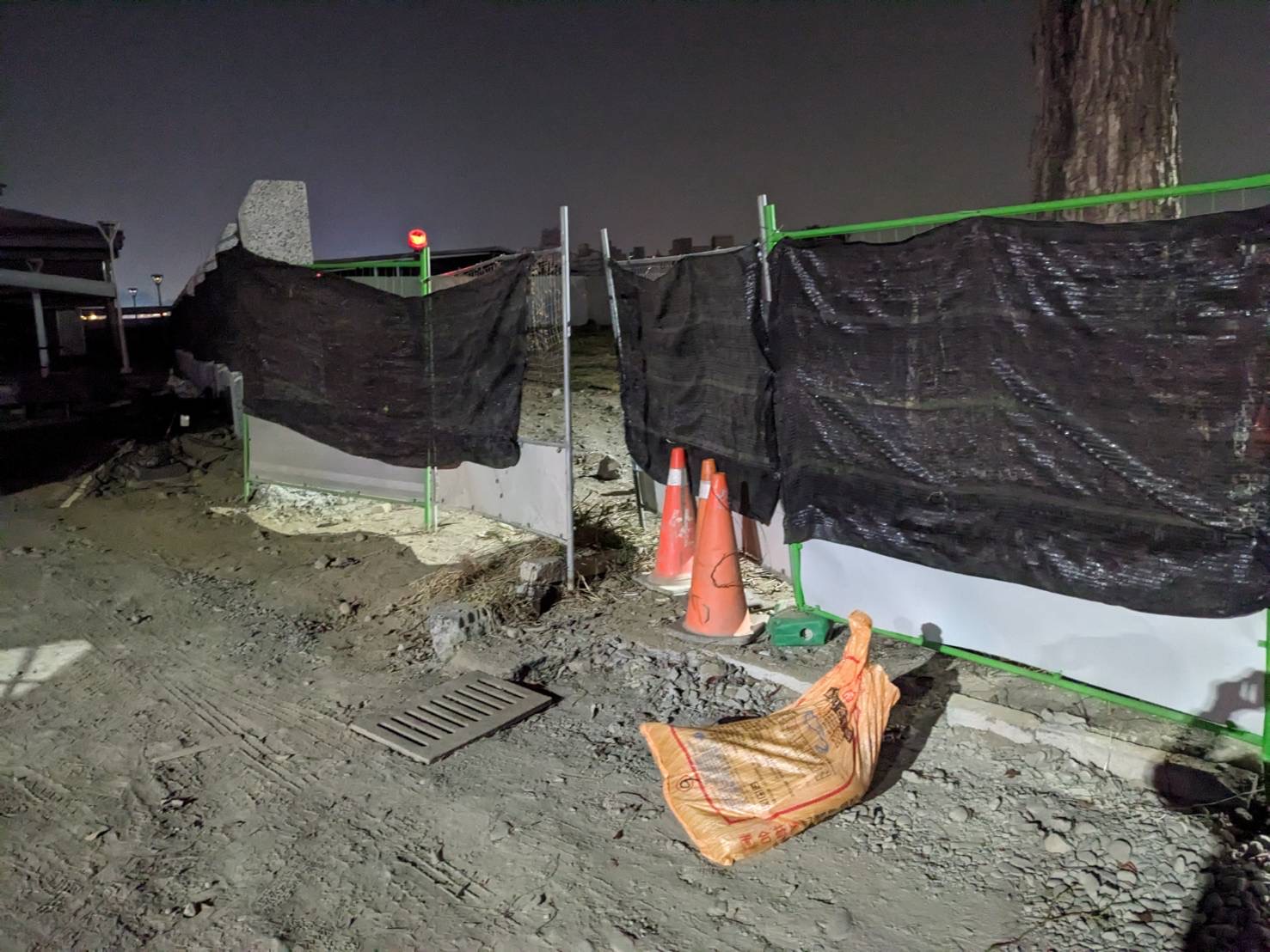 工地半夜竟有不明燈光「一閃一閃」 警到場見一男 竟扯「半夜來修水電的」