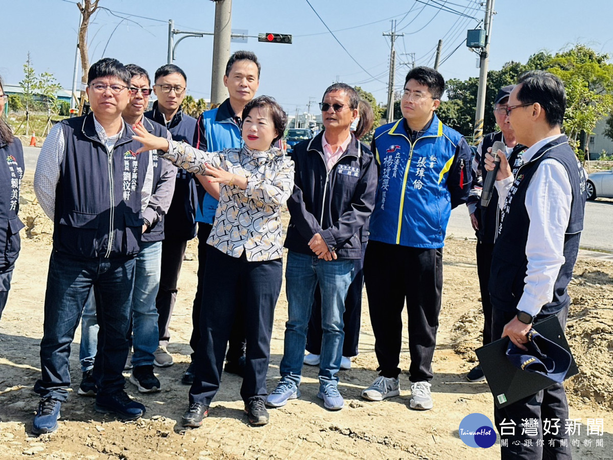 立委楊瓊瓔及台中市議員賴朝國會勘潭子第3公墓綠美化用地，爭取闢建寵物公園。