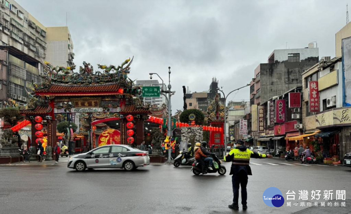 開漳聖王文化季遶境踩街活動，桃警攜手民力交維。