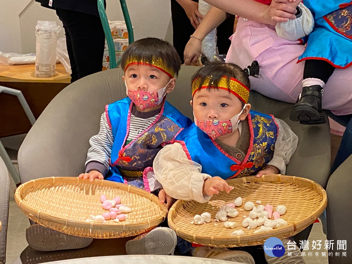 彰化秀傳醫院舉辦搖元宵競賽,3歲到 93歲卯足全力搖。圖/記者鄧富珍翻攝