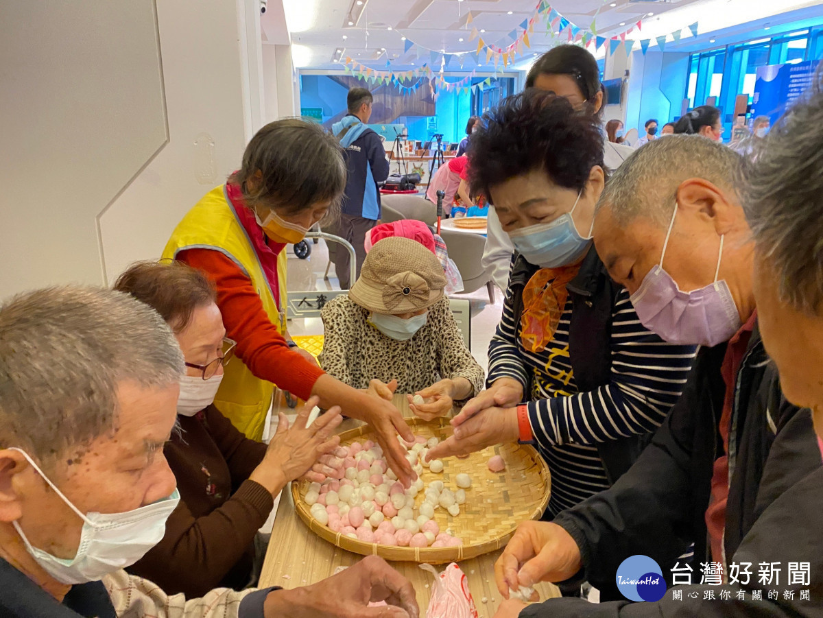 彰化秀傳醫院舉辦搖元宵競賽,3歲到 93歲卯足全力搖。圖/記者鄧富珍翻攝