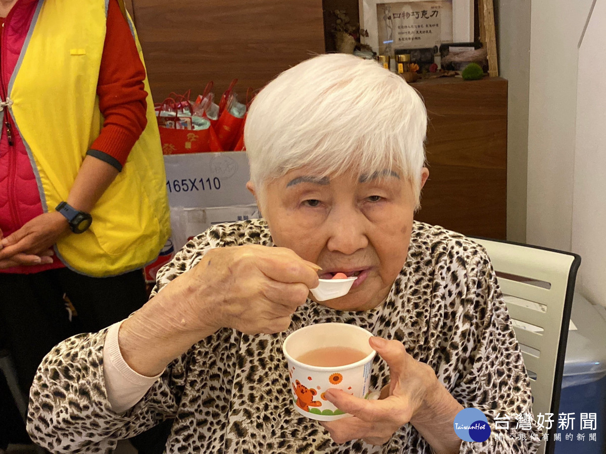 93歲的林阿嬤吃小湯圓,也提醒大家要小心,不要噎到。