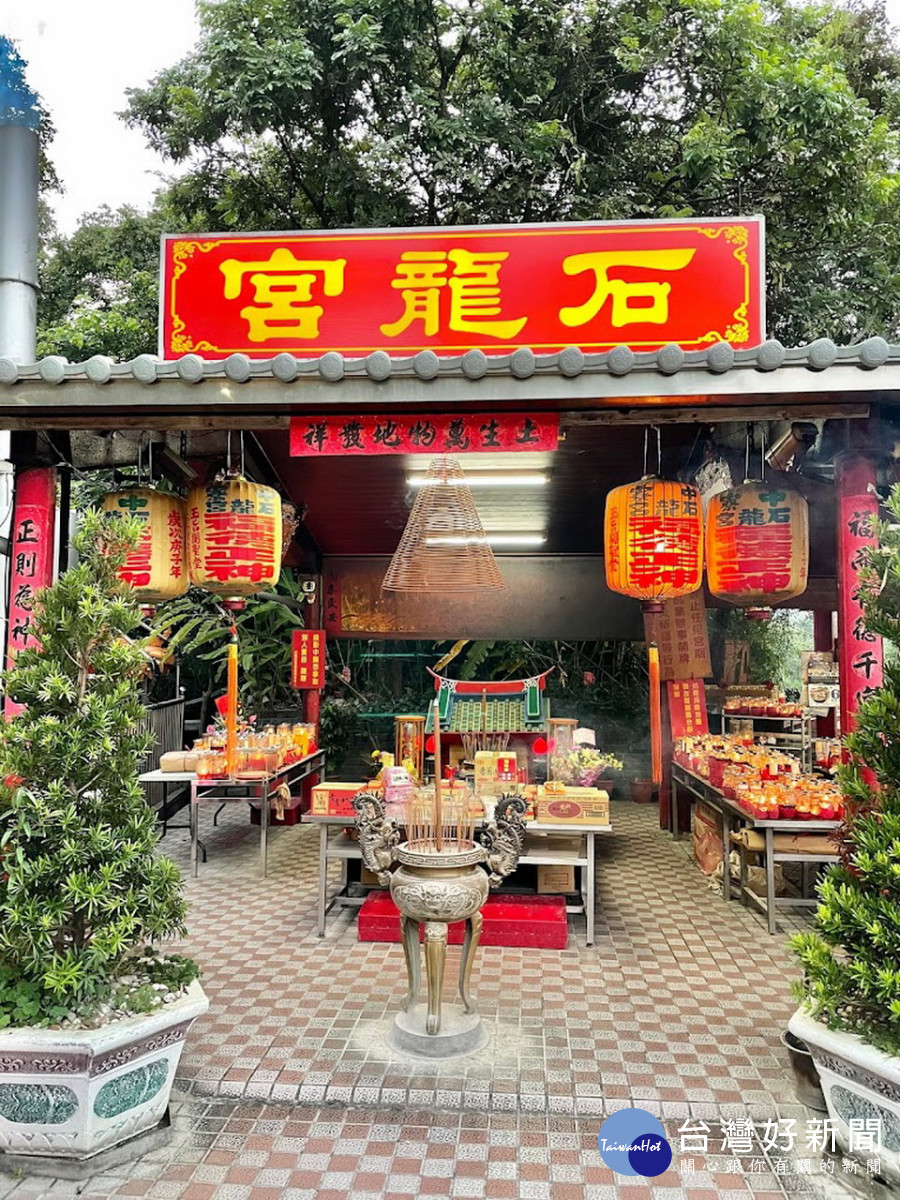 石龍宮與南投縣衛生局合作送物資予藥癮者度難關。（衛生局提供）