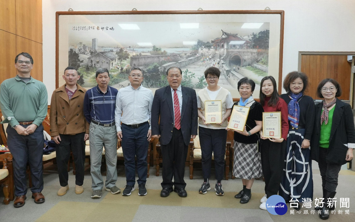 澎縣府文化局合唱團以歌聲打響世界　陳光復致贈感謝狀以表彰其卓越表現