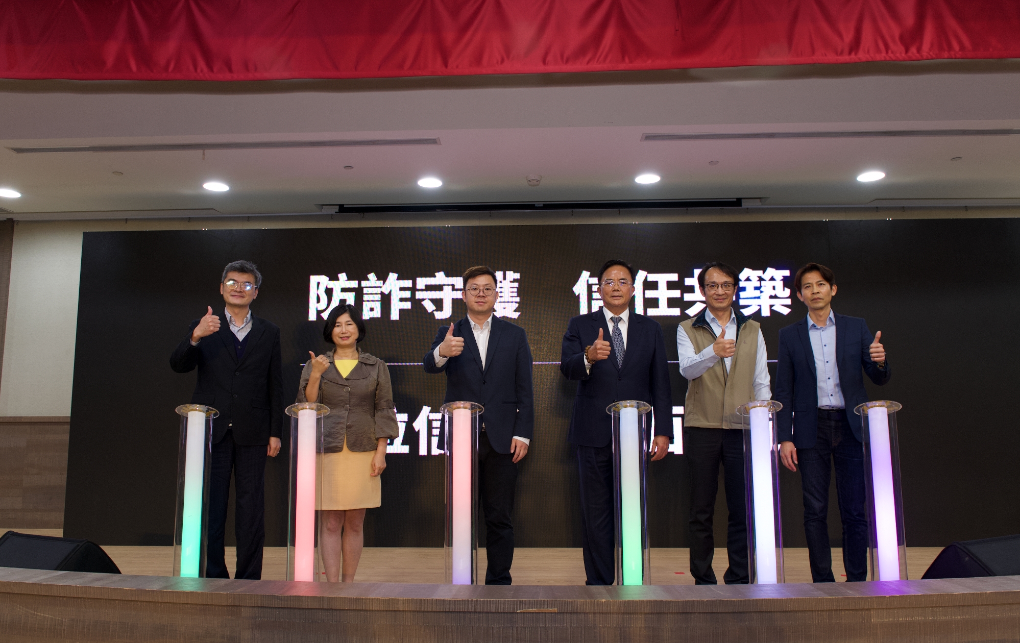由左至右分別為數位部數位產業數林青嶔組長＿台北市政府資訊局陳慧敏副局長＿台中市數位治理局林谷隆局長＿法務部蔡碧仲政務次長＿宏碁策略長郭劍成＿思偉達創新科技創辦人鄧萬偉