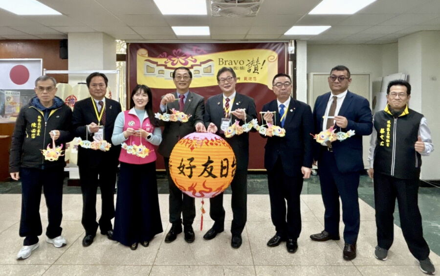 圖/板橋區公所致贈台日友好紀念燈籠予湯澤市。(板橋區公所提供)
