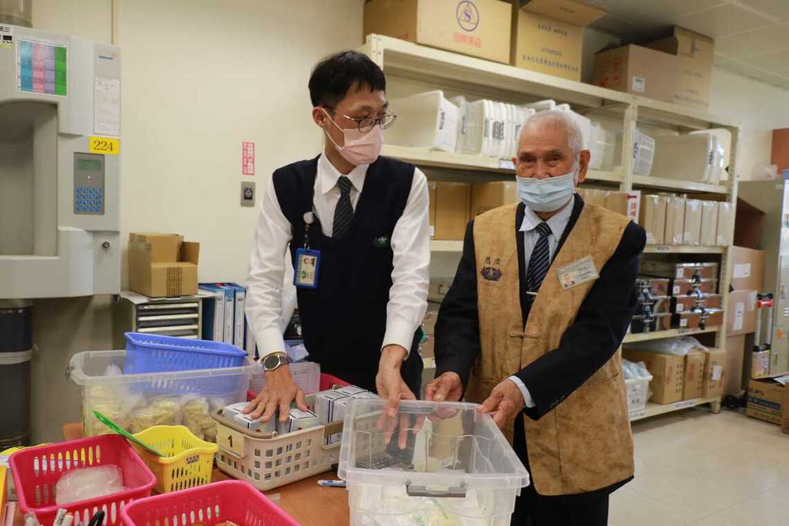 九旬志工胡秋煌春節不休假 協助藥局歡喜付出