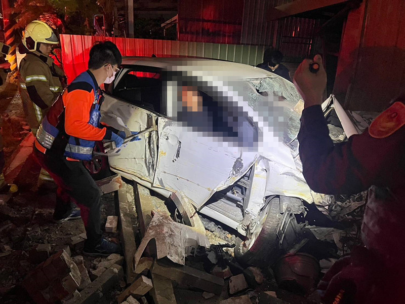 ▲台南市麻豆區中東里23日凌晨發生酒駕自撞事故，女駕駛撞爛民宅圍牆，副駕乘客受困，所幸僅輕微擦挫傷。（圖／民眾提供）