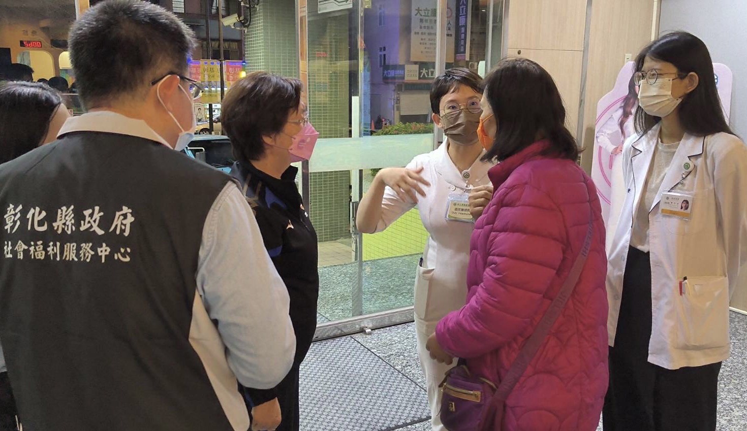 ▲事發後縣長王惠美在第一時間到醫院關懷。(記者張溎壕攝翻)