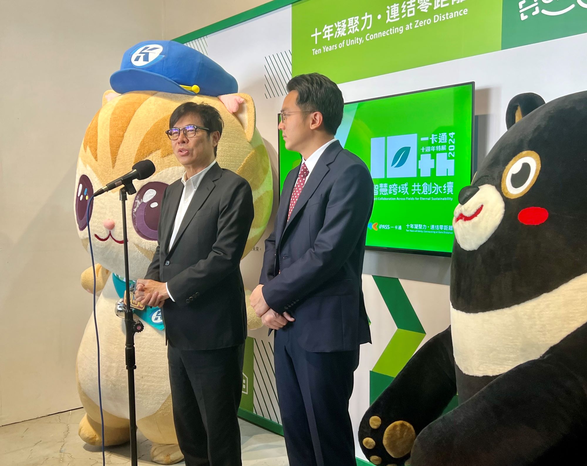 ▲一卡通公司董事長廖泰翔（右）陪同高雄市長陳其邁（左）出席一卡通十週年特展開幕儀式。（記者程啟峰攝）