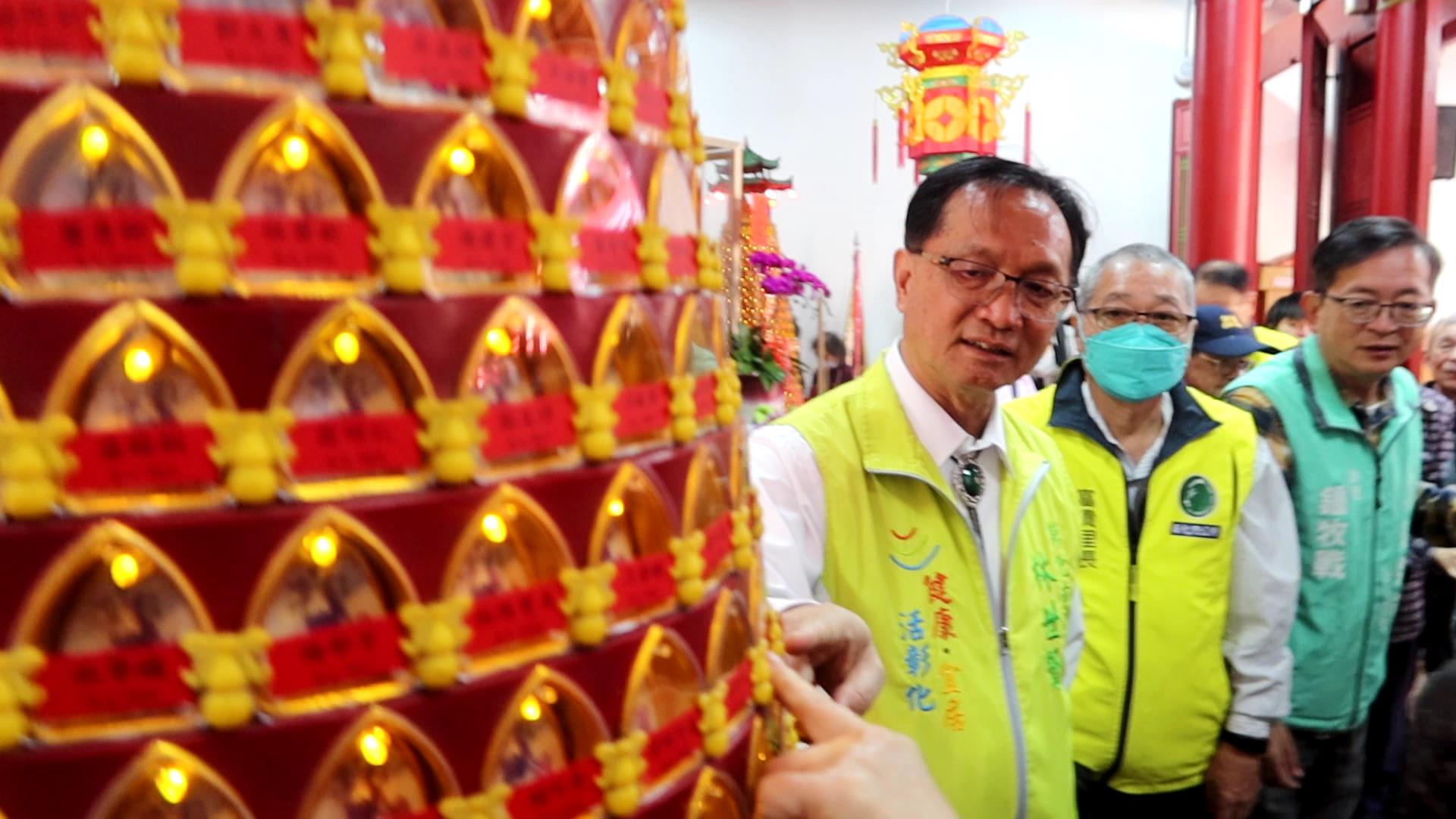 ▲彰化市公所在國定古蹟彰邑威惠宮(聖王廟),免費為獨居長輩與低收入戶點光明燈,運用市公所代管寺廟的光明燈,讓他們也能獲得保祐。(記者張溎壕攝)