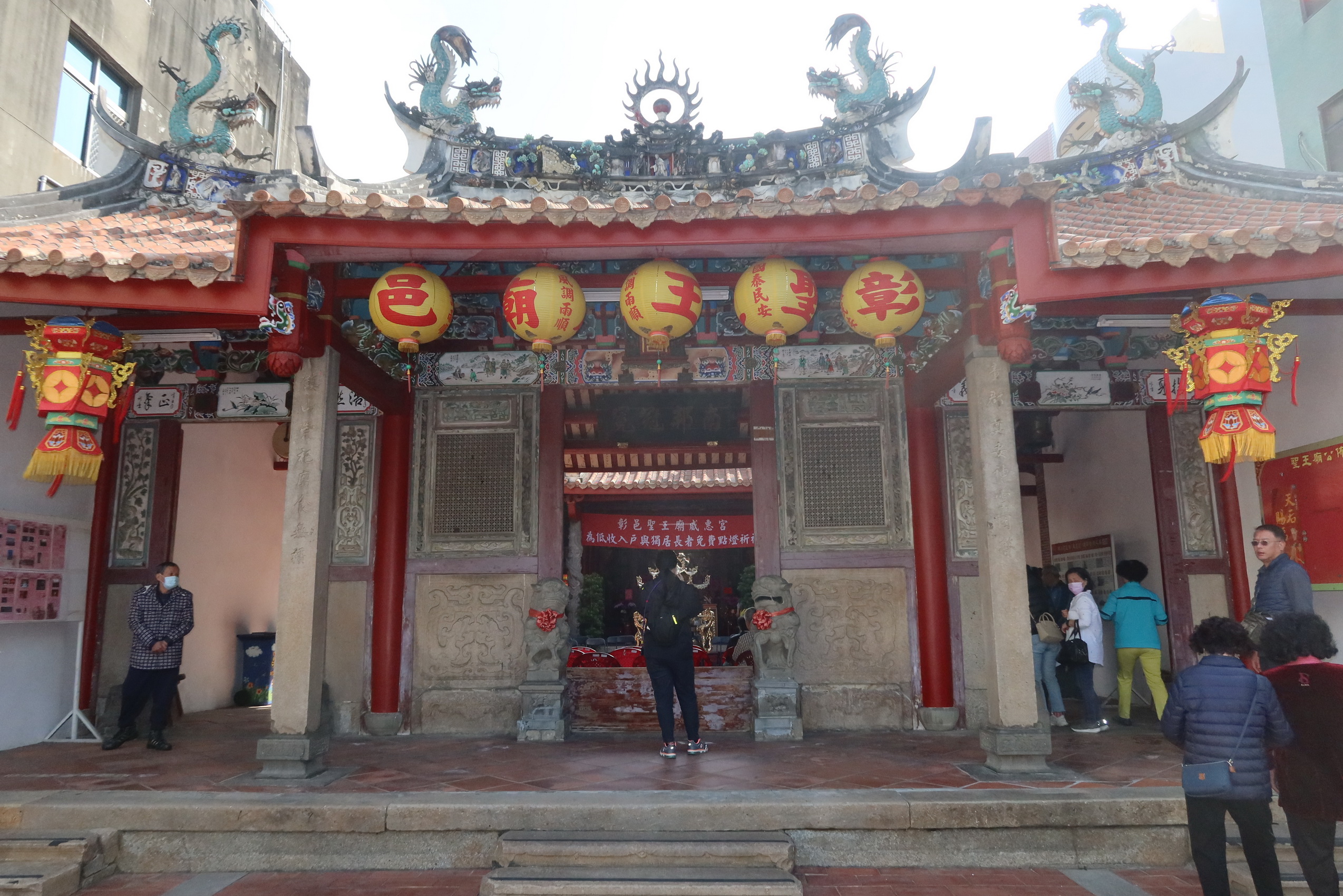 ▲彰化市公所在國定古蹟彰邑威惠宮（聖王廟），免費為獨居長輩與低收入戶點光明燈，運用市公所代管寺廟的光明燈，讓他們也能獲得保祐。（記者張溎壕攝）