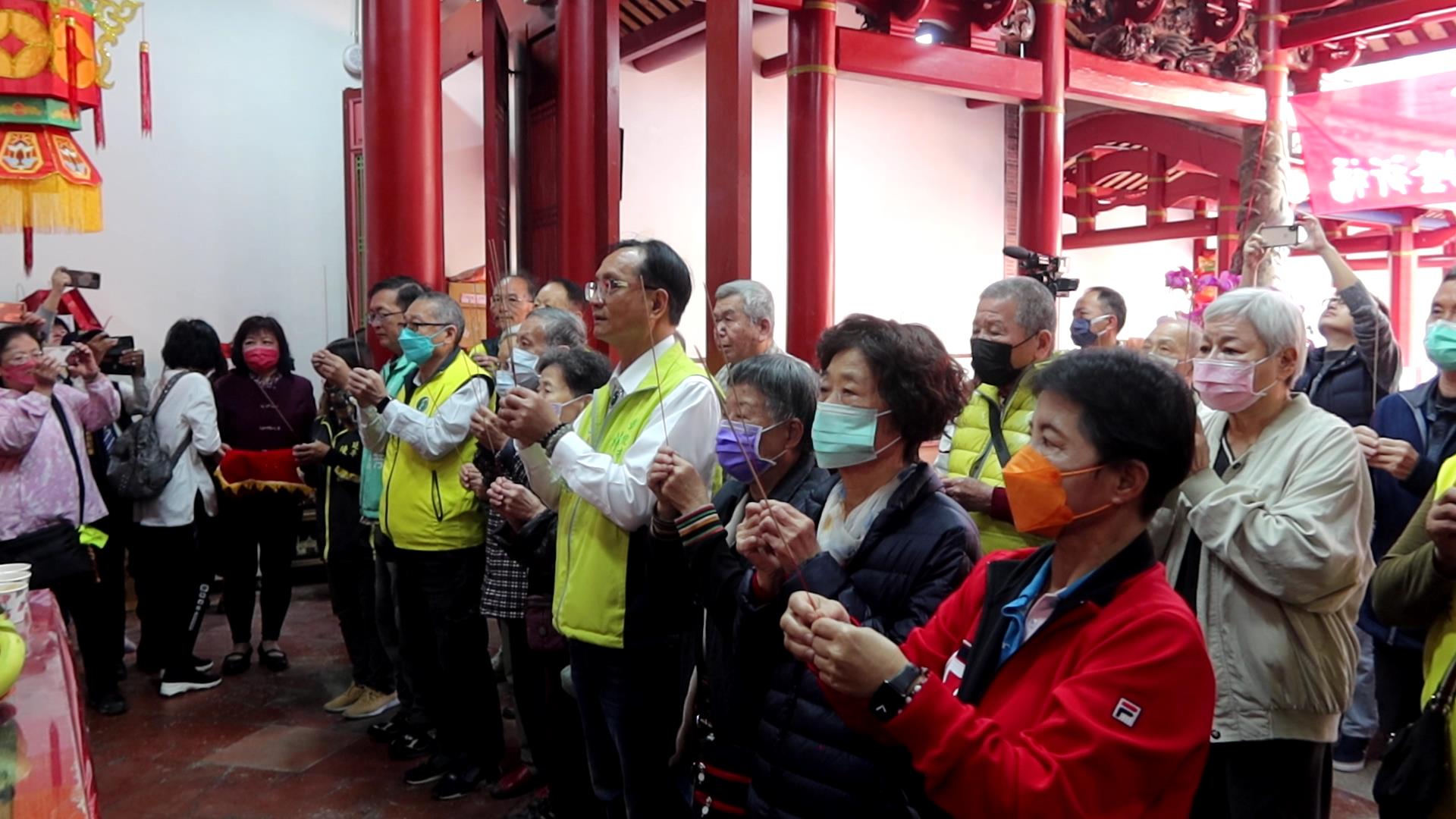 ▲彰化市公所在國定古蹟彰邑威惠宮（聖王廟），免費為獨居長輩與低收入戶點光明燈，運用市公所代管寺廟的光明燈，讓他們也能獲得保祐。（記者張溎壕攝）