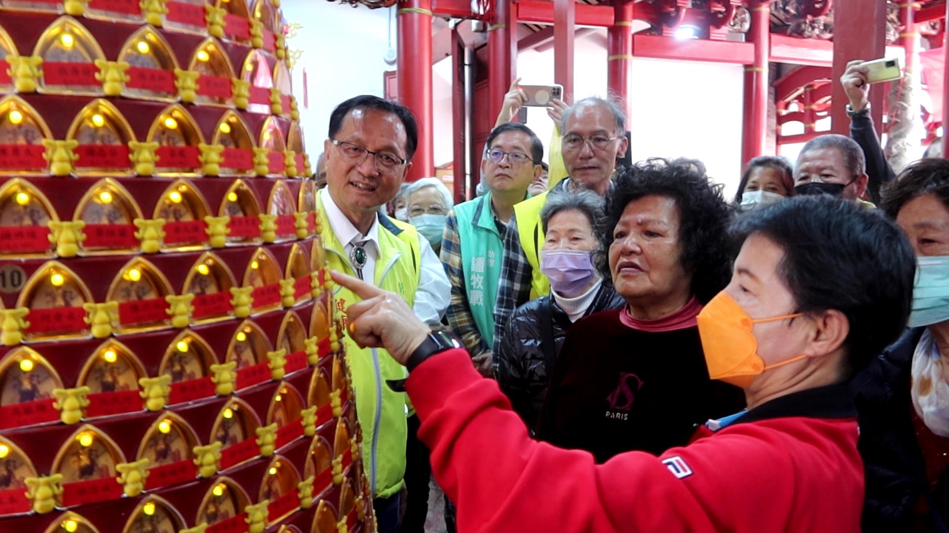 ▲彰化市公所在國定古蹟彰邑威惠宮（聖王廟），免費為獨居長輩與低收入戶點光明燈，運用市公所代管寺廟的光明燈，讓他們也能獲得保祐。（記者張溎壕攝）
