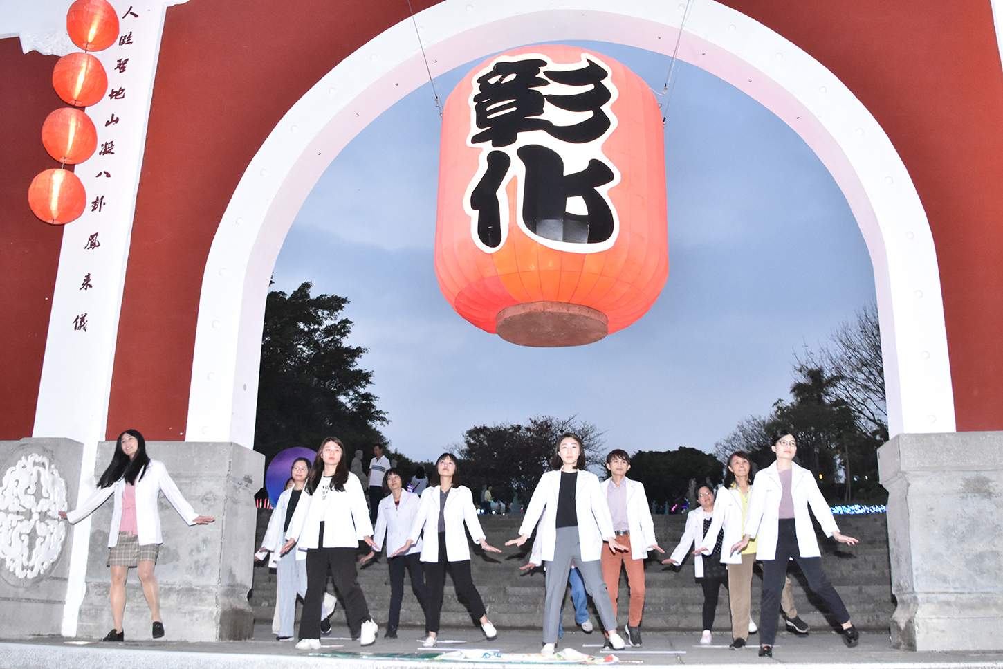 ▲彰化縣營養師公會集結各領域營養師,一起踏入社區,在八卦山廣場熱跳「我的餐盤舞」,透過活動讓營養師協助民眾飲食加分、健康加分。(記者張溎壕攝)