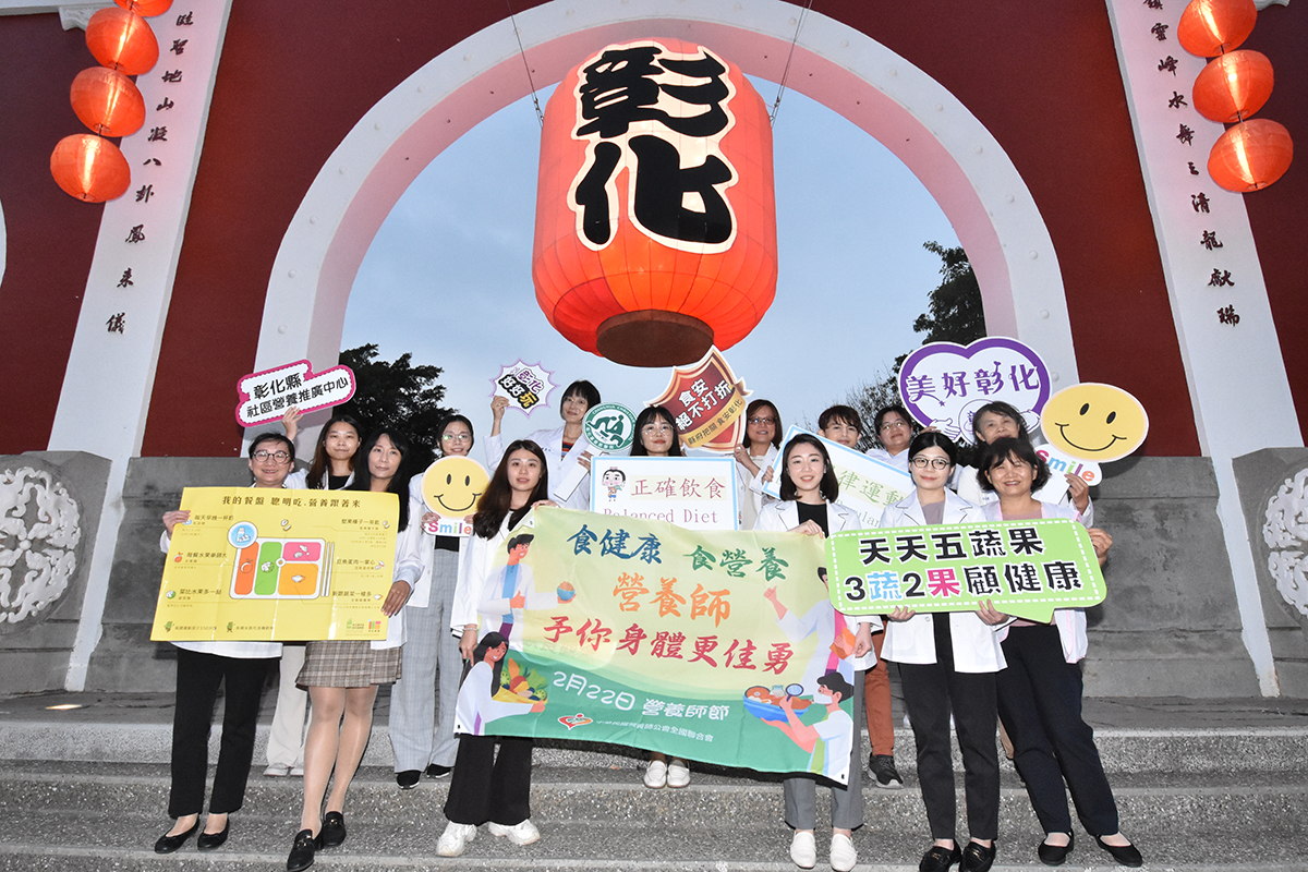 ▲彰化縣營養師公會集結各領域營養師，一起踏入社區，在八卦山廣場熱跳「我的餐盤舞」，透過活動讓營養師協助民眾飲食加分、健康加分。（記者張溎壕攝）