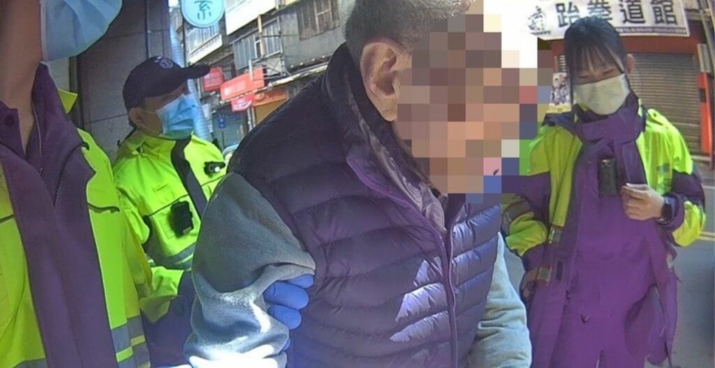 有一名老翁疑似迷失坐在路邊，員警隨即前往關心