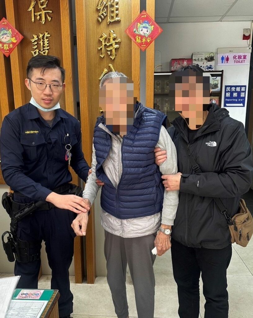 家屬急忙趕至派出所見到父親身體狀況安然無恙，慶幸已近百歲的父親平安沒有發生任何意外，不斷地感謝員警積極、熱心地幫忙
