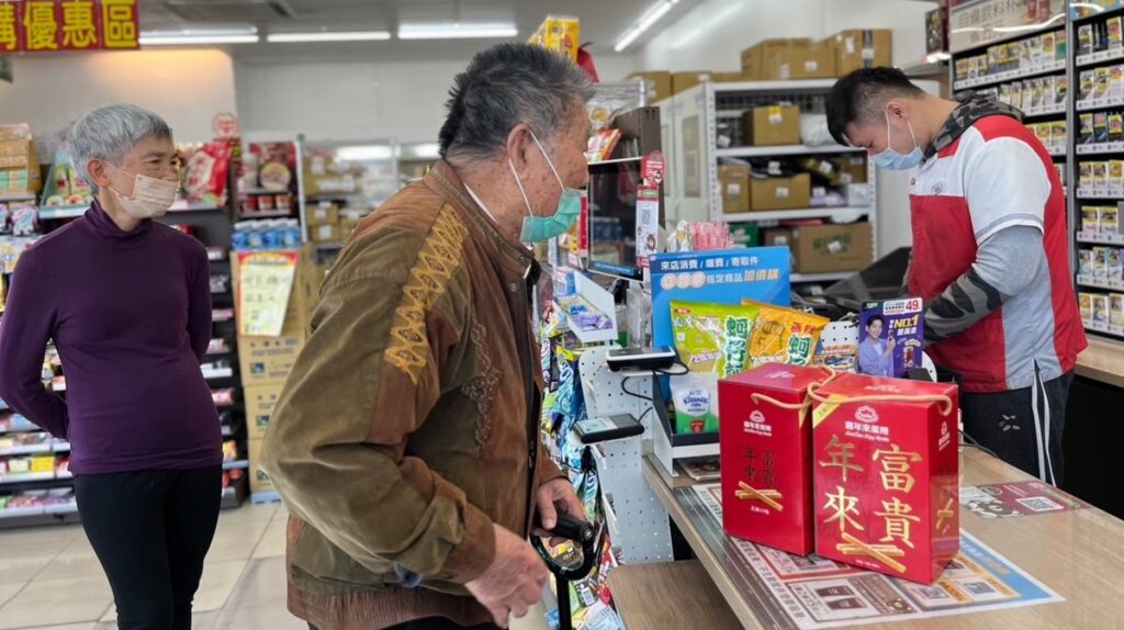 為了活潑課程內容,日照中心也帶長者們到周邊便利商店一起去購物。(圖/慈濟清水日照中心提供)