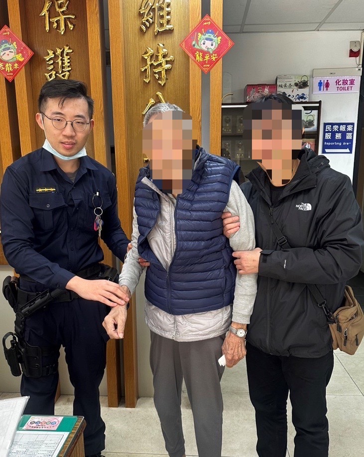樹林分局警員聯繫失智老翁家屬來接回，家屬非常感謝員警積極、熱心地幫忙。（圖/記者 張泓笙翻攝）