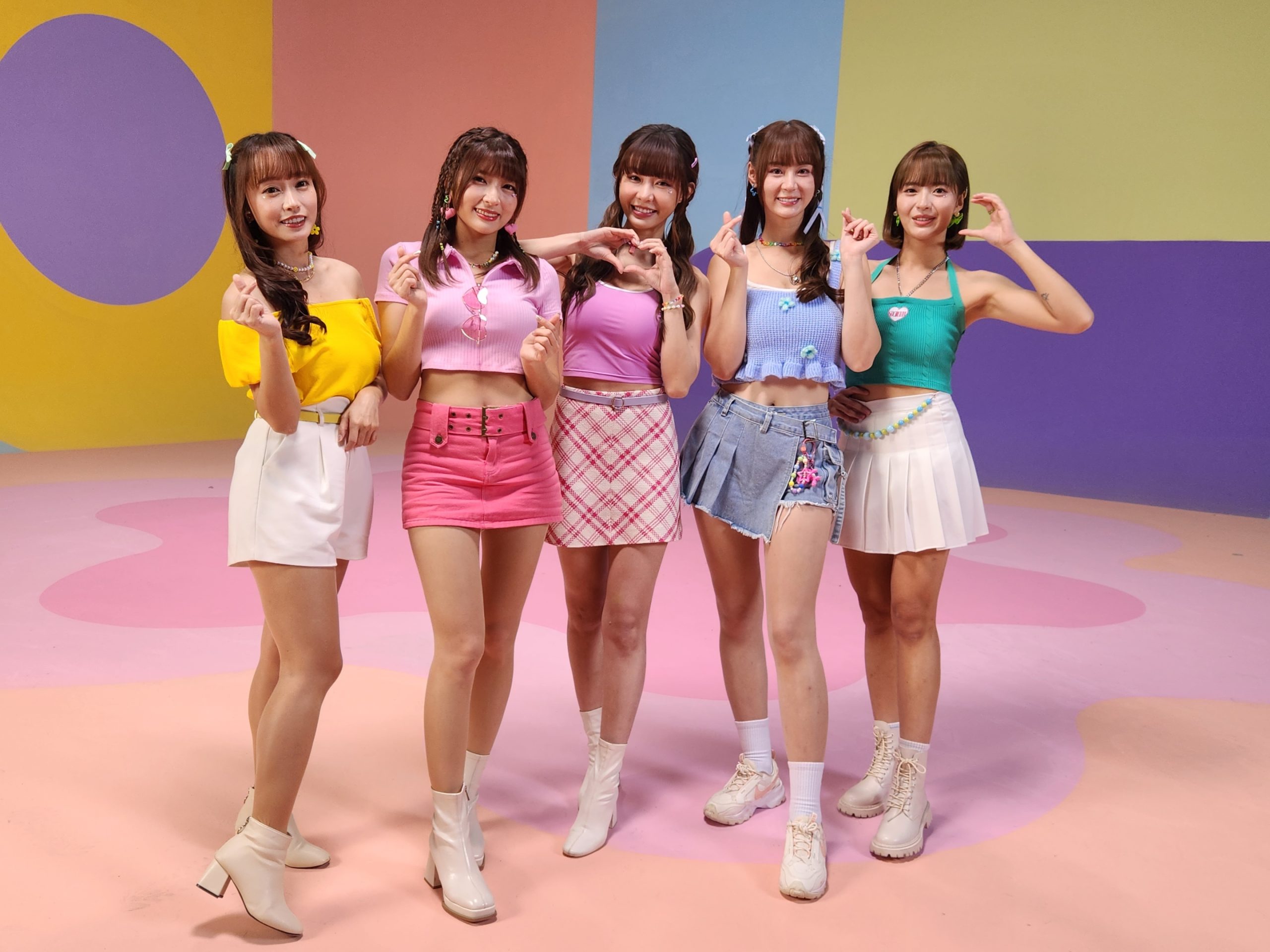 (由左至右)啦啦隊女神丹丹、瑟七、yuri、短今、宜芳,合體為手遊拍攝廣告。(照片/拉斯維加斯娛樂城提供)