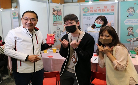 新北新春就博會人潮踴躍　侯友宜送福袋為求職者加油打氣