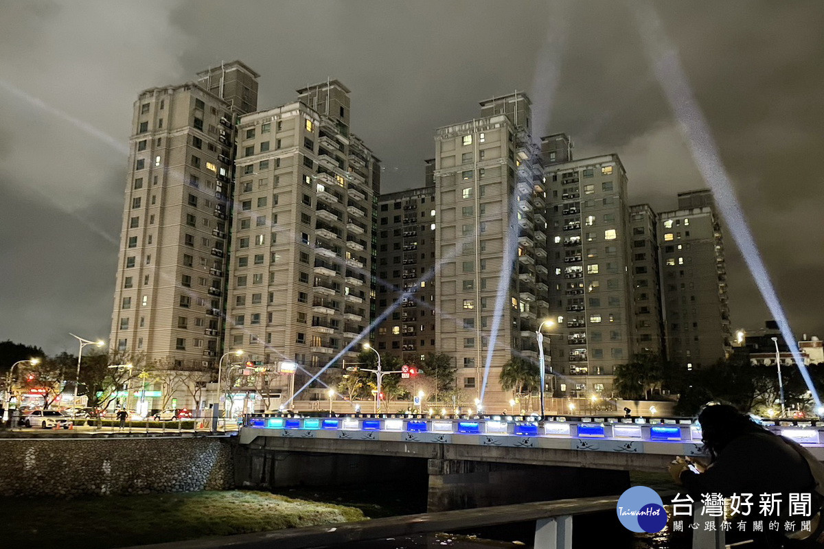 打造中壢特色新景點,中壢區老街溪沿線6座橋梁美麗點燈。