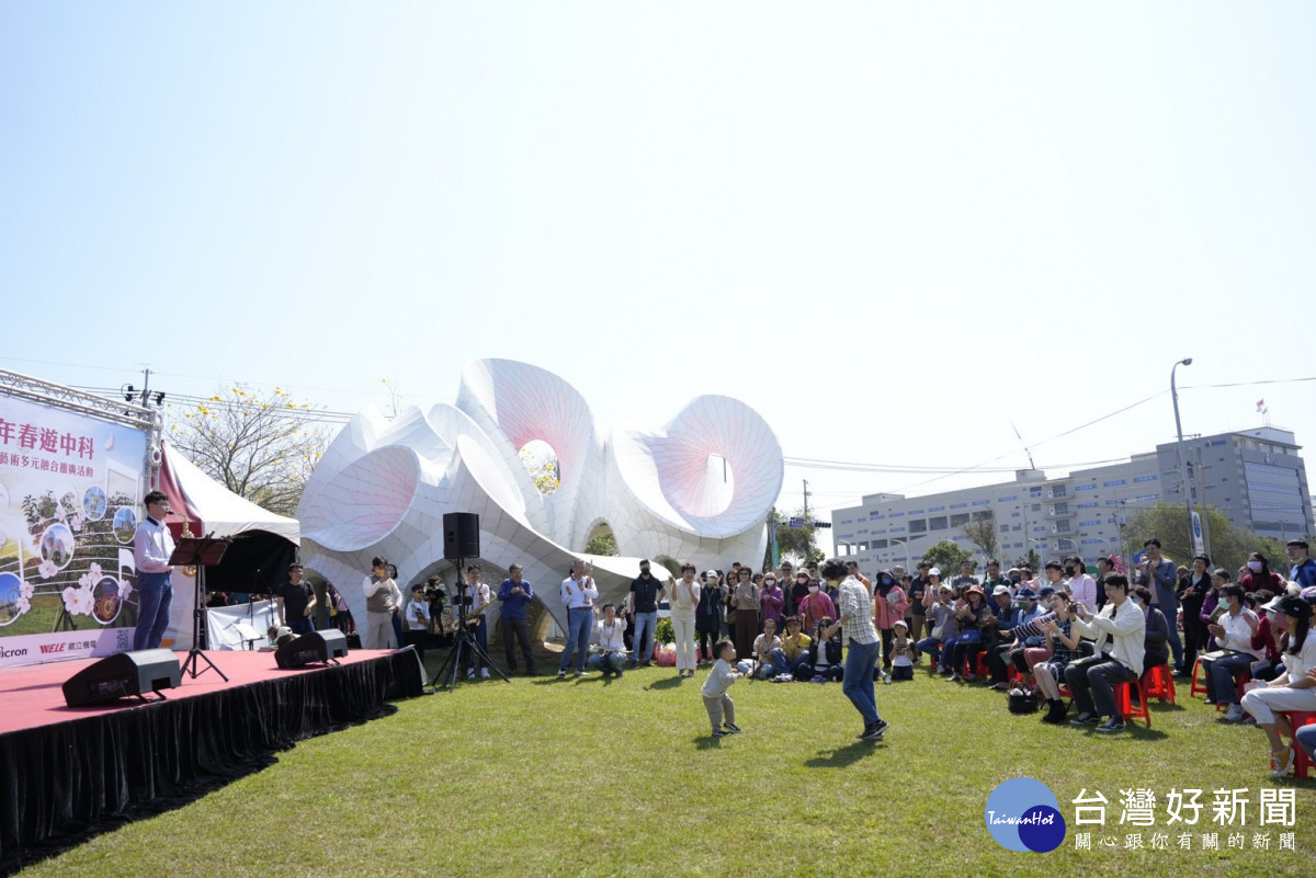 友達光電台中后里愛樂社音樂演出，來賓跳舞同樂。
